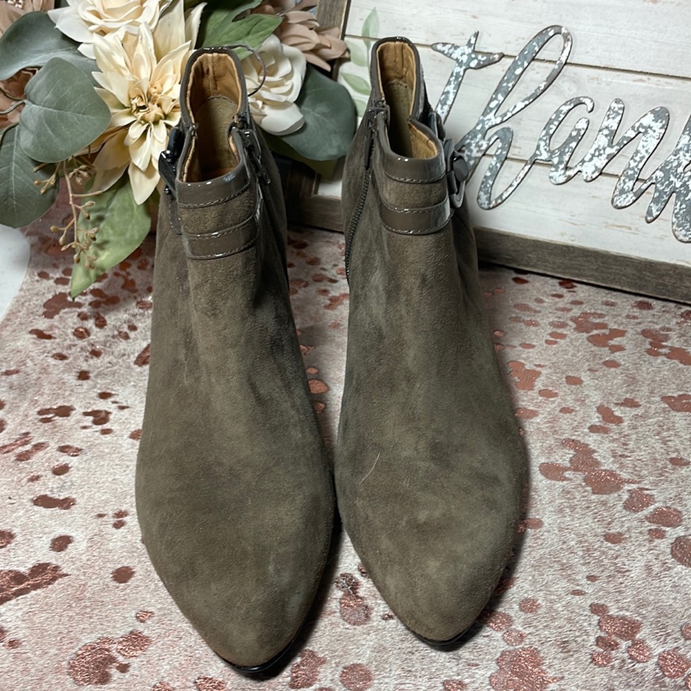 NWOT sofft brand leather heeled booties